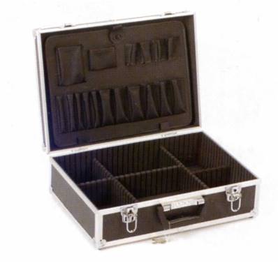 Valise en aluminium compartimenté pour transport outils